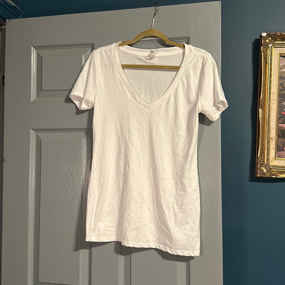 White short sleeved vneck T-shirt